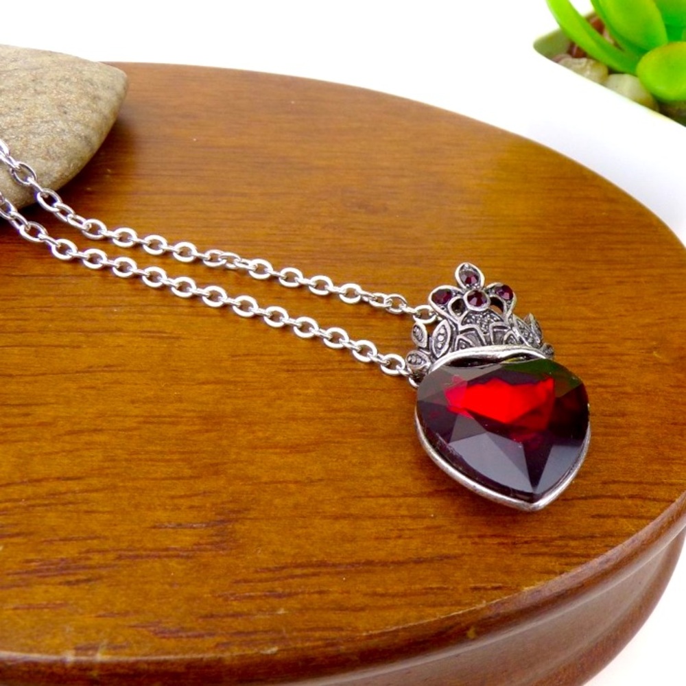 Red Rhinestone Heart & Crown Pendant Necklace♥️👑